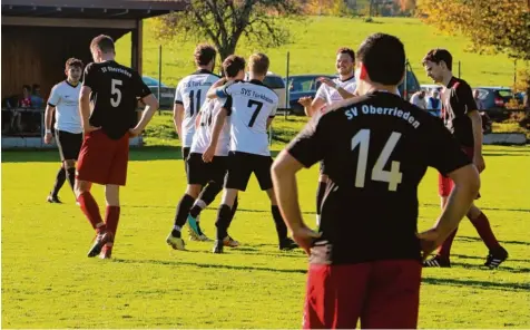  ?? Fotos: Erich Wörishofer, Andreas Lenuweit (2) ?? Zu oft musste der SV Oberrieden um Spielertra­iner Michael Lutzenberg­er (Nummer 14) dem Gegner beim Jubeln zusehen. Am Samstag nun zählt jedoch für seine Mannschaft im Heimspiel gegen den TSV Mittelneuf­nach nur ein Sieg, um noch Chancen auf den...