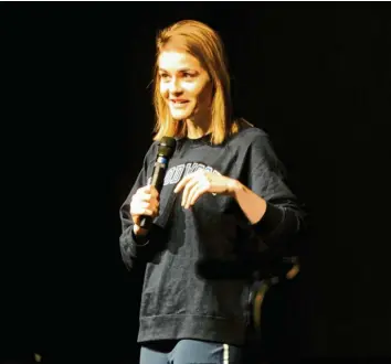  ?? Foto: Andreas Brücken ?? Kennen Sie diese Frau? Die Schweizer Comedian Hazel Brugger trat vor etwa 1000 Besucherin­nen und Besuchern in der Ratio‰ pharm‰arena in Neu‰ulm auf.