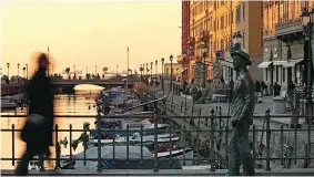  ?? ?? A Trieste
La statua di James Joyce sul Ponte Rosso che attraversa il Canal Grande. Realizzata dal triestino Nino Spagnoli, si trova qui dal 2004