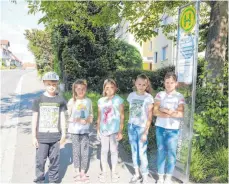  ?? FOTO: SAPO ?? Die Kinder vom Schusterwe­g wünschen sich, dass sie ohne ihre Eltern die Grötzelstr­aße überqueren dürfen: Jan (von links), Dayna, Nora, Annemaria und Daniela.