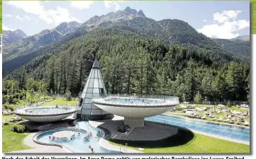  ??  ?? Nach der Arbeit das Vergnügen: Im Aqua Dome geht’s vor malerische­r Bergkuliss­e ins Luxus-Freibad.