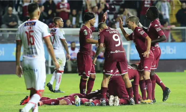  ?? RAFAEL PACHECO ?? Todo el equipo morado corrió a celebrar con Angulo, anotador del gol, cuando parecía que a Saprissa se le escapaba la victoria.