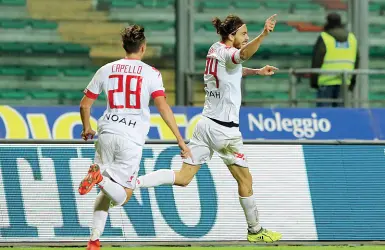  ??  ?? Pollice «su» per Pierpaolo Bisoli: il suo Padova vince il derby con la Triestina e conduce il girone B. A destra tutta la gioia di Capello e Tabanelli, gli autori dei due gol