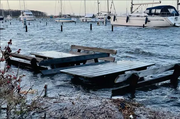  ?? ?? Bag de druknede bord-baenkesaet ses tydeligt, at alle broer i Skudehavne­n stod under vand den 22. december 2023.
Det skyldes i følge lystbådeha­vnen molernes tilstand. Nu opfordres kommunen, der ejer molerne, til at forbedre dem straks, inden naeste storm kommer. Foto: Anne Frank Henriksen