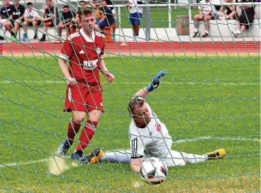  ?? FOTO: PETER POSER ?? Jenas Dominik Piskol trifft zum 2:1. Arnstadts Torwart Christian Apel ist geschlagen.