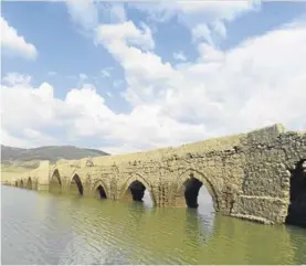  ??  ?? El pantano de Cíjara deja ver el puente de la Mesta.