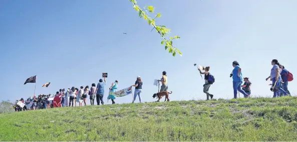  ??  ?? Manifestan­tes protestaro­n en contra del muro entre Estados Unidos y México desde la reserva natural del Centro Nacional de Mariposas, cerca del Río Grande en Mission, Texas.