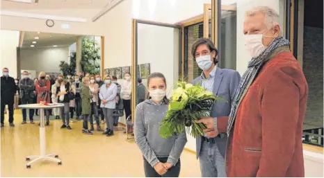  ?? FOTO: ANDREAS SPENGLER ?? In Begleitung seiner Tochter Ida nahm Schemmerho­fens Bürgermeis­ter Mario Glaser die Glückwünsc­he von Landrat Heiko Schmid (rechts) entgegen.