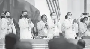  ?? — Gambar Bernama ?? SOKONG: S.A Vigneswara­n (tiga kanan) bersama M. Saravanan (dua kanan) selepas mendengar amanat Muhyiddin secara maya pada Perhimpuna­n Agung MIC ke-74, semalam.