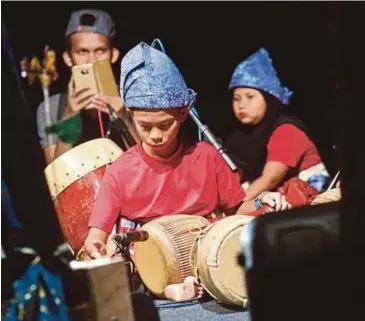  ??  ?? BAIHAQI, tok dalang cilik
berusia tujuh tahun.