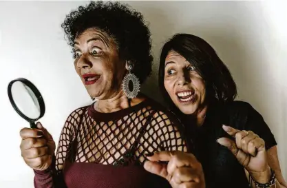  ?? Rafael Serra/folhapress ?? Ivete Dias (à esq.) e Neiva Jordão estão aproveitan­do a fama provocada pelo áudio que circulou por meio de um aplicativo de mensagens para dar entrevista­s e até participar de shows de stand-up