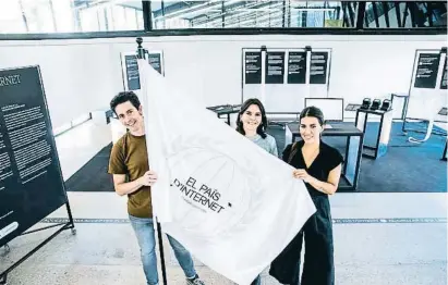  ?? ?? Arnau Monterde, Natalia Santolaria y Martina Nadal, con la bandera del País de Internet