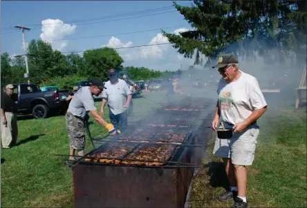  ?? PHOTO COURTESY WHITELAW PRESBYTERI­AN CHURCH ?? The Bach-Dunbar Chicken Barbecue is a popular stop for people at the 208Whitela­w Old Home Day.