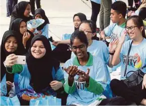  ?? FILE PIC ?? Students participat­ing in the ‘Moments of Unity’ programme organised by the National Unity Department last year. Bahasa Malaysia alone does not unite a nation.