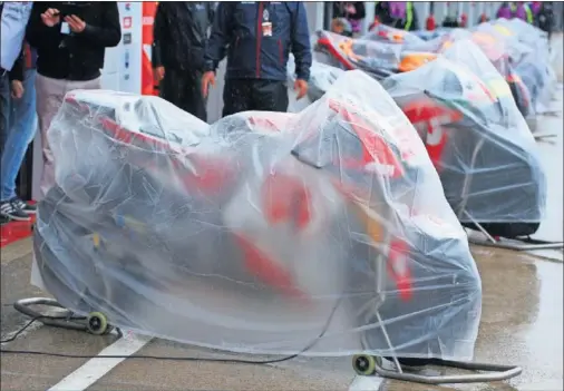  ??  ?? SUSPENDIDA­S. Las carreras del GP de Gran Bretaña tuvieron que cancelarse por la lluvia y el asfalto.