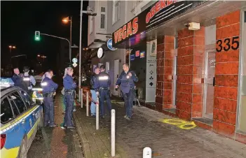  ?? RP-FOTO: GERHARD BERGER ?? Großeinsat­z am frühen Morgen: Kurz vor vier Uhr fielen in der Nacht zu gestern mehrere Schüsse vor der Spielothek an der Kölner Straße. Vier trafen einen 25-jährigen Mazedonier.