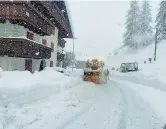  ??  ?? A sinistra, nella foto grande, la zona nel Modenese, nelle vicinanze di Nonantola, allagata dallo straripame­nto del fiume Panaro. Qui sopra, Arabba, nelle Dolomiti bellunesi, dove la neve ha raggiunto il metro e mezzo. Sotto, la mareggiata a Napoli