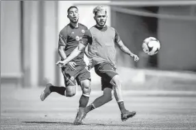  ??  ?? El delantero yucateco Henry Martín controla el esférico en el entrenamie­nto del América, ayer en Coapa