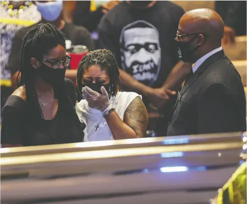  ?? Godofredo A. Vásquez- Pool/ Gett y Imag es ?? Mourners view the remains of George Floyd during a public visitation at the Fountain of Praise church Monday in
Houston, Texas. Floyd died May 25 while in Minneapoli­s police custody, sparking nationwide protests.