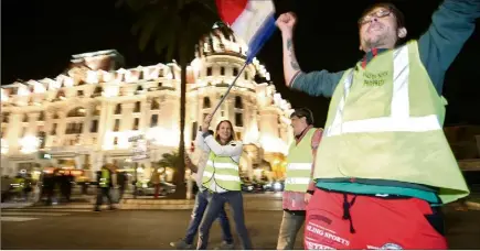  ??  ?? Hier à Nice, face au Negresco, plus d’une centaine de manifestan­ts a participé à un nouveau tour de chauffe sur la promenade des Anglais.