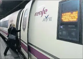  ?? INMA SAINZ DE BARANDA / ARCHIVO ?? Un tren AVE de Renfe en la estación Barcelona-Sants