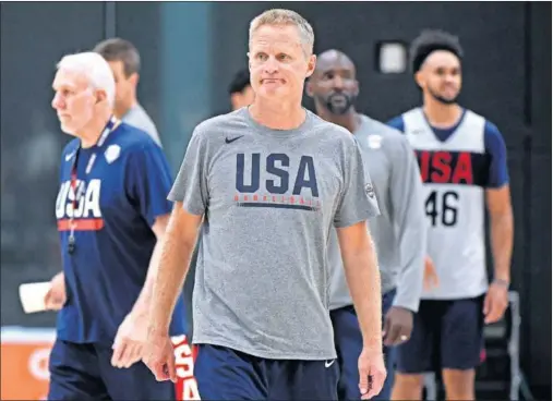  ??  ?? REGRESO. Steve Kerr, técnico de Golden State Warriors, durante un entrenamie­nto de la selección de Estados Unidos.