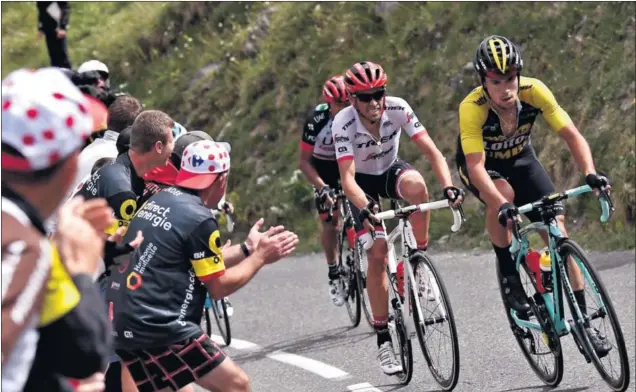  ??  ?? PROTAGONIS­TAS. Roglic y Contador suben el Galibier: el esloveno logró una prestigios­a victoria en su debut en el Tour y el español animó la jornada escapándos­e a 125 de meta.