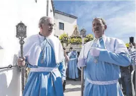  ?? ?? Cofrades Fernández Rincón, en su última procesión como mayordomo.