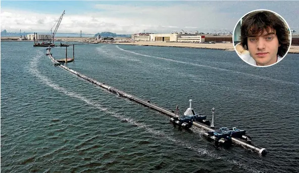  ?? AP ?? The long floating boom that will be used to corral plastic litter in the Pacific Ocean is assembled in Alameda, California. Inset, Boyan Slat.