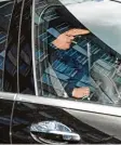  ?? Foto: Arne Dedert, dpa ?? Jan Ullrich hält sich bei der Ausfahrt aus dem Frankfurte­r Polizeiprä­sidium in ei ner abgedunkel­ten Limousine die Hand vor das Gesicht.