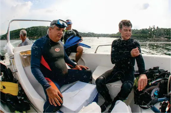  ??  ?? Teodoro junto al equipo encabezado por el Dr. Vicente González en la preparació­n del buceo.