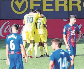  ?? FOTO: EFE ?? Iborra, Alcácer y Gerard Moreno se abrazan después de uno de los goles del Villarreal