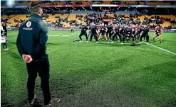  ?? PHOTO: ANTHONY AU-YEUNG/GETTY IMAGES. ?? Departing Warriors wing Manu Vatuvei receives a haka from his team-mates.