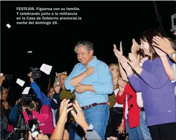  ?? ?? FESTEJOS. Figueroa con su familia. Y celebrando junto a la militancia en la Casa de Gobierno provincial,la noche del domingo 16.