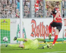  ?? FOTO: DPA ?? 18 Tore als Einwechsel­spieler hat Freiburgs Nils Petersen, hier gegen Bremen, erzielt. 19 schaffte in der Bundesliga noch niemand.