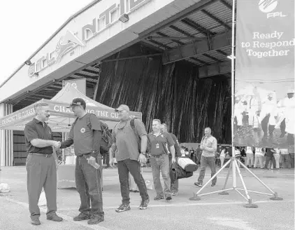  ?? COURTESY OF FPL ?? Bryan Olnick, FPL’s vice president of distributi­on operations, thanks company line workers as they leave to restore power to Puerto Rico.