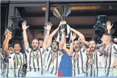  ?? REUTERS ?? Juventus players celebrate with the trophy after winning the Serie A title for the 36th time.