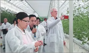  ?? MA ZHIPING / CHINA DAILY ?? Foreign experts visit a fruit farm with intellectu­alized management in Hainan’s Lingshui county.