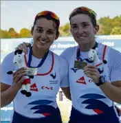  ?? (Photo Eric Marie/FFA) ?? Elodie Ravera-Scaramozzi­no et Hélène Lefebvre sont revenues de Pologne avec la médaille de bronze.