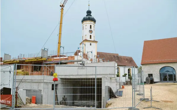  ?? Archivfoto: Andreas Schopf ?? Vor einem Jahr wurden einige Gebäude im Ortskern von Bachhagel abgerissen, darunter eine alte Bäckerei und ein ehemaliges Gasthaus. Jahrelang hatte sich niemand gefunden, der in die alten Häuser investiere­n wollte. Dort entstehen nun ein neuer Dorfplatz und ein Mehrfamili­enhaus mit Tiefgarage. Ziel der Maßnahmen ist es, die Ortsmitte zu beleben.