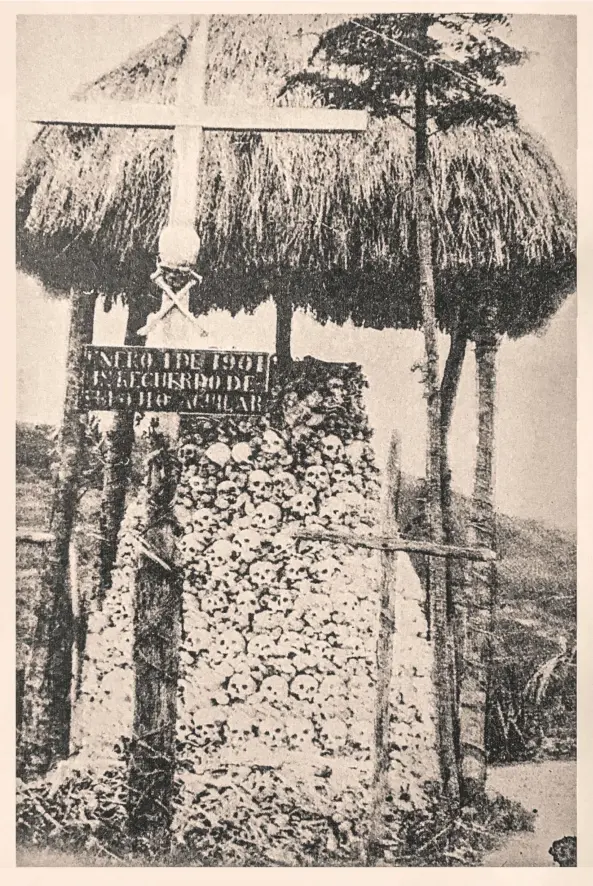  ??  ?? A la izquierda, el retrato de Amalia Ramírez hecho por su padre, José María Ramírez Meléndez, ca. 1898. A la derecha, Loma de los muertos, Palonegro, 1901. Fotografía de Amalia Ramírez de Ordóñez.