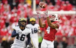  ?? STACY REVERE / GETTY IMAGES ?? Wisconsin’s A.J. Taylor beats Michigan’s Jaylen Kelly-Powell on a third-quarter touchdown reception to put the Badgers ahead for good.