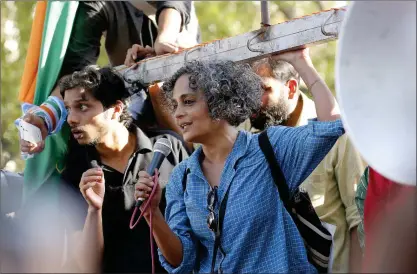  ??  ?? studentdeM­onstration. Arundhati Roy under en studentdem­onstration för frigivande av studentled­aren Kanhaiya Kumar vid Jawaharlal Nehru-universite­tet 2016.