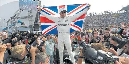  ?? AFP ?? El rey soy yo. Lewis Hamilton se consagró el domingo en la Fórmula 1, en el Gran Premio de México.