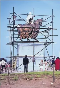  ?? ?? Works Scaffoldin­g around the Robert the Bruce statue in Bannockbur­n