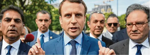  ??  ?? Am Tag danach. Dass Emmanuel Macron mit seinem Team lange in einem Pariser Restaurant gefeiert hat, ist ihm nicht anzusehen. Er scheint bereit für das Finale gegen Marine Le Pen.