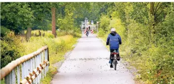  ?? ARCHIVFOTO: BUSCH ?? Der Bahnradweg in Höhe De Wittsee. Die Politik diskutiert die richtige Förderung des Radverkehr­s.