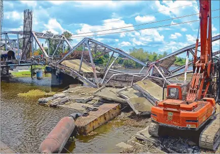  ?? DINO BALABO ?? Heavy equipment moved to the middle span of the Calumpit bridge caused its collapse yesterday.