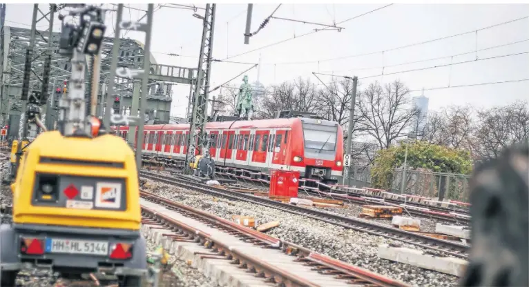  ?? FOTO: CHRISTIAN KANDZORRA ?? Baustellen sind ein Hauptgrund für Sperrzeite­n im Schienenne­tz – wie hier in Köln zwischen der Hohenzolle­rnbrücke und dem Bahnhof Köln Messe/Deutz.