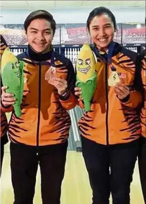  ??  ?? Good job: Tun hakim Tun hasnul Azam and Natasha roslan are all smiles after winning bronze and gold in the boys and girls’ Masters events on the final day of the World youth Championsh­ips in Nebraska, the united states.